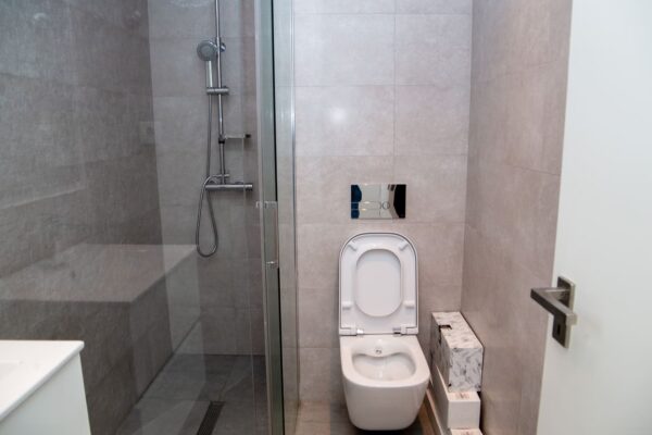 angola-luanda-appartemnt-restroom-600x400