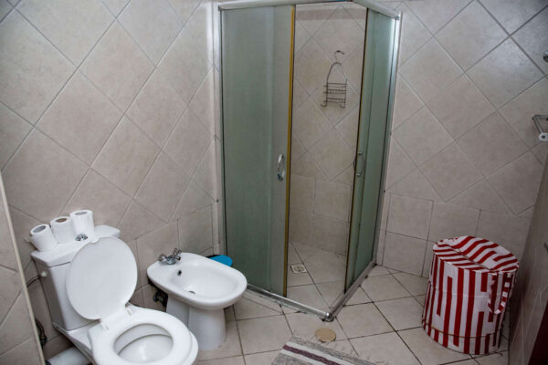luanda-apartments-for-rent-ybe-cruzeiro-toilet-600x400