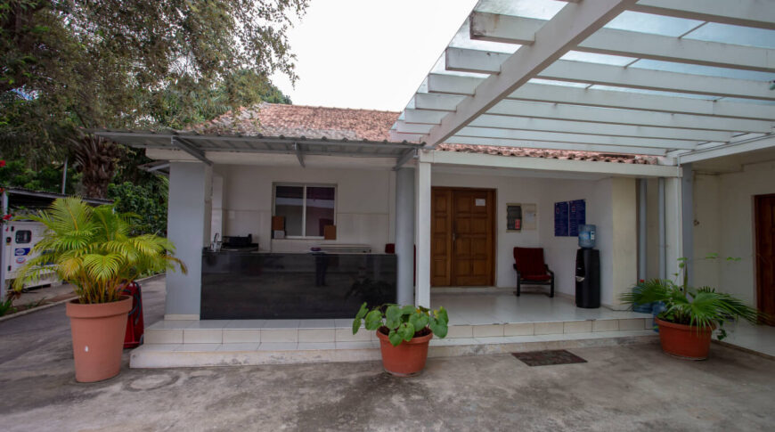vila-alice-appartment-entrance-luanda-angola-870x485